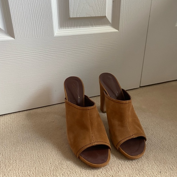 Light brown suede heels - Picture 2 of 8